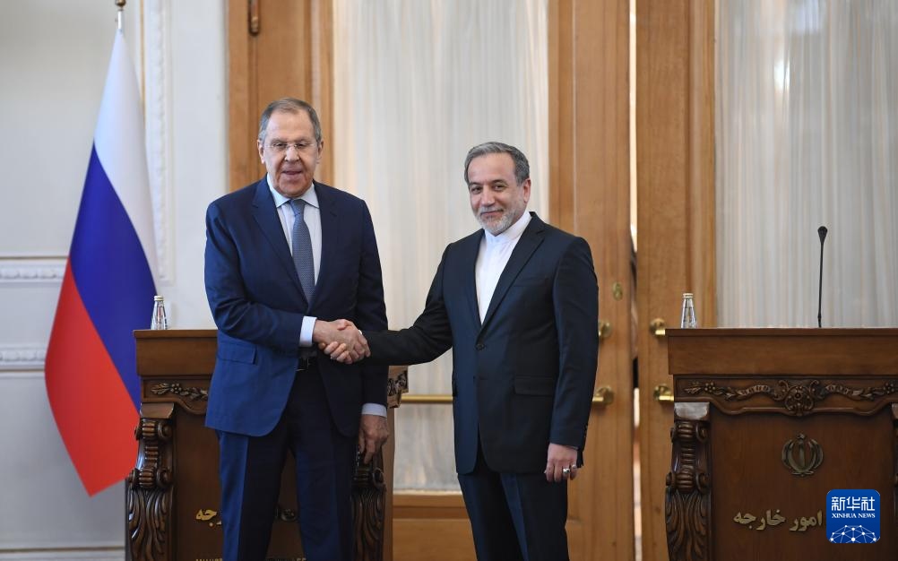 2月25日，在伊朗德黑蘭，伊朗外交部長(zhǎng)阿拉格齊（右）與俄羅斯外長(zhǎng)拉夫羅夫出席聯(lián)合新聞發(fā)布會(huì)。新華社記者 沙達(dá)提 攝