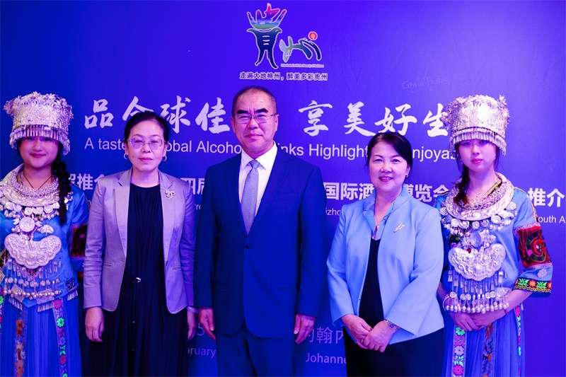 潘慶江總領(lǐng)事與王洪波秘書長合影。（南非貴州商會供圖）