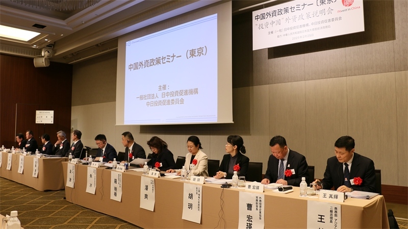 商務(wù)部和工業(yè)和信息化部相關(guān)司局負(fù)責(zé)人進(jìn)行政策說明以及答疑解惑。人民網(wǎng) 許可攝