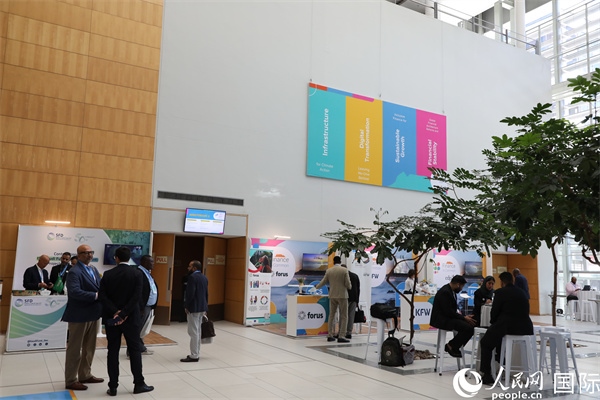 第5屆“共同金融”峰會(huì)在南非開普敦國際會(huì)議中心開幕。圖為與會(huì)嘉賓正在交談。人民網(wǎng)記者 戴楷然攝