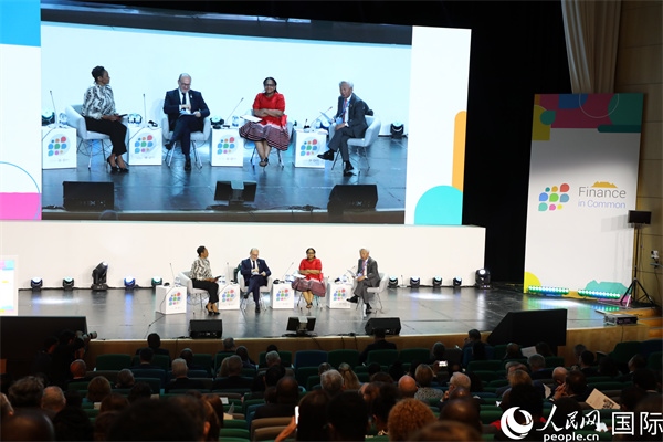 第5屆“共同金融”峰會(huì)在南非開普敦國際會(huì)議中心開幕。圖為峰會(huì)開幕式現(xiàn)場。人民網(wǎng)記者戴楷然攝