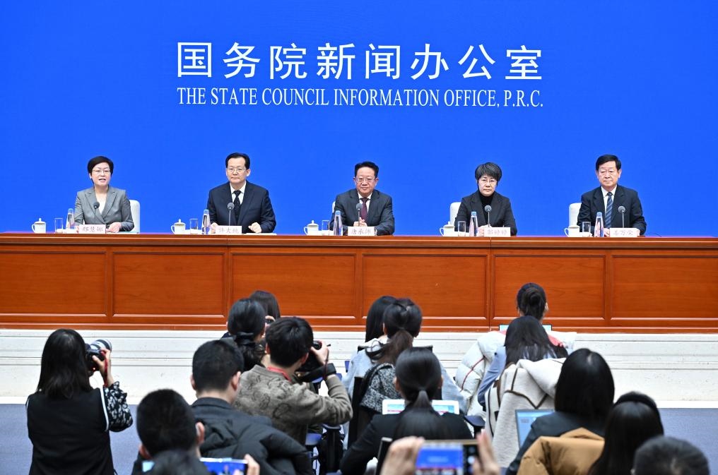 2月28日，國(guó)務(wù)院新聞辦公室在北京舉行國(guó)務(wù)院政策例行吹風(fēng)會(huì)，民政部副部長(zhǎng)唐承沛、財(cái)政部副部長(zhǎng)郭婷婷、自然資源部副部長(zhǎng)許大純、住房城鄉(xiāng)建設(shè)部副部長(zhǎng)姜萬(wàn)榮和國(guó)務(wù)院新聞辦公室新聞發(fā)言人介紹2024年國(guó)務(wù)院部門(mén)辦理全國(guó)人大代表建議和全國(guó)政協(xié)提案工作有關(guān)情況，并答記者問(wèn)。新華社記者 李鑫 攝