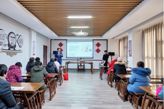 實踐支隊隊員在涇河村進行反詐宣講。學校供圖