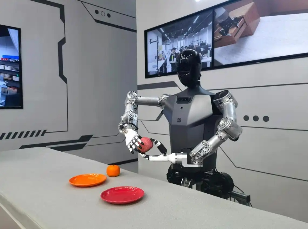 △2025年2月24日，北京“機(jī)器人大世界”展出的機(jī)器人正在完成日常家務(wù)。