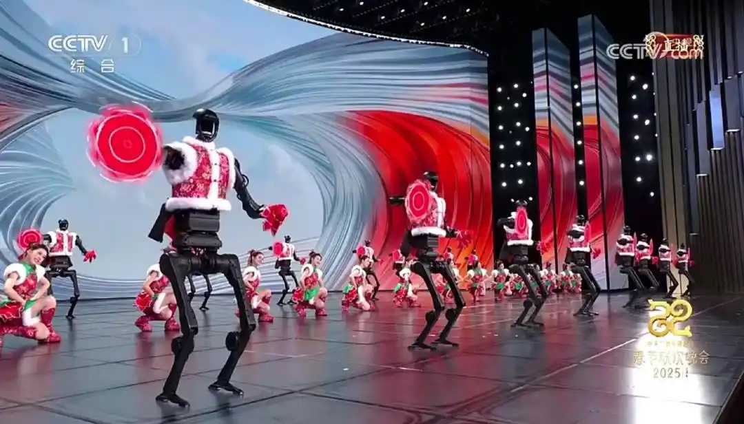 △今年春晚，宇樹(shù)科技人形機(jī)器人身穿東北特色的花棉襖扭秧歌，呈現(xiàn)出全新視覺(jué)效果。
