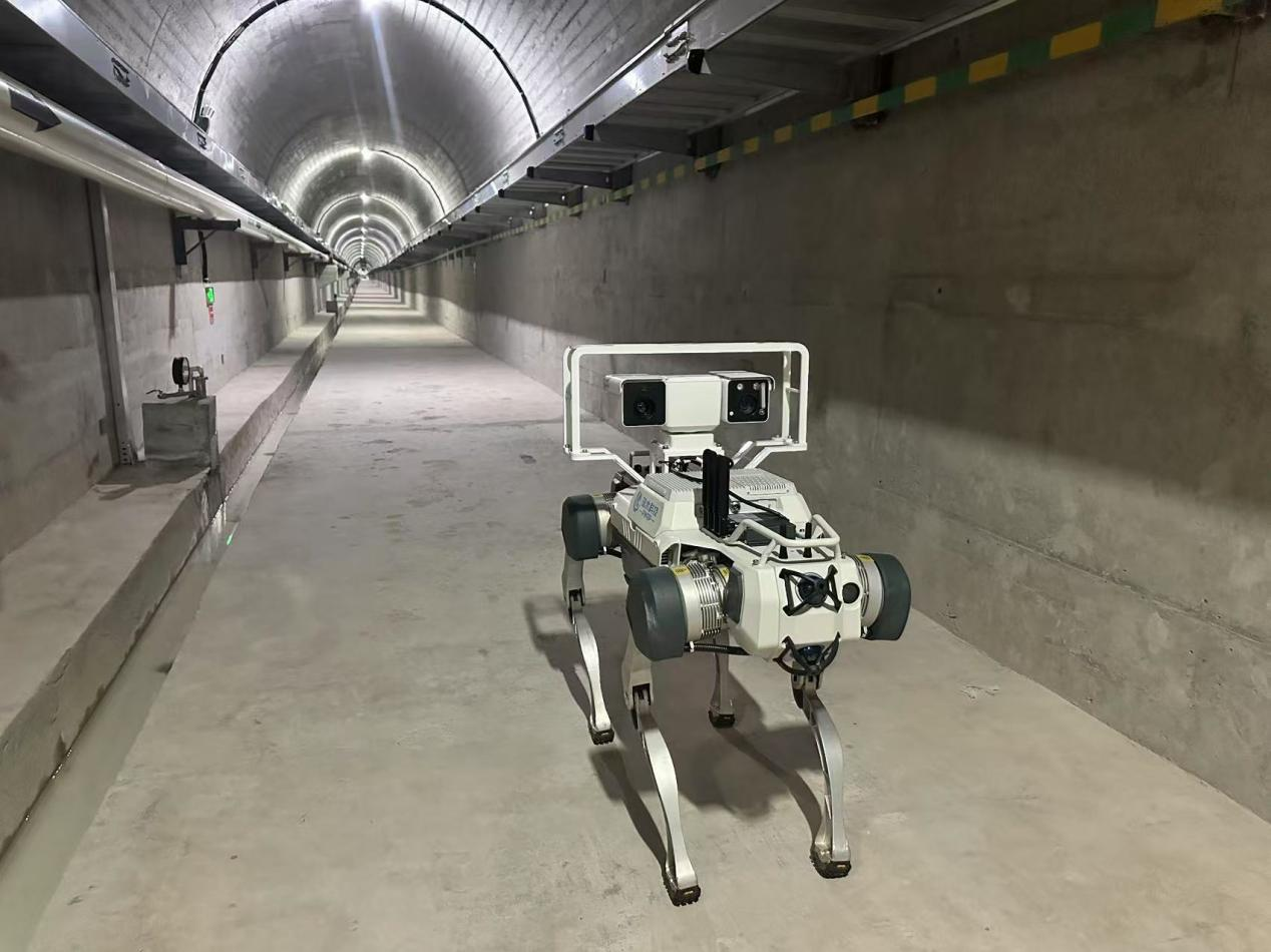 機(jī)器人正在對(duì)大壩廊道進(jìn)行巡檢，重點(diǎn)監(jiān)測(cè)裂縫，滲水點(diǎn)，積水等。水利部供圖