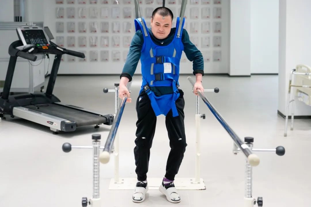 在術(shù)后第14天，患者依靠自身運(yùn)動(dòng)意圖行走。復(fù)旦大學(xué)供圖