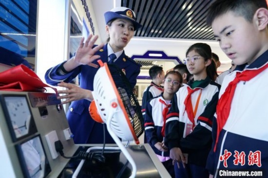 圖為學生們參觀道里區(qū)消防救援大隊消防科普體驗館內(nèi)電器火災演示實驗臺。中新社記者 趙宇航 攝