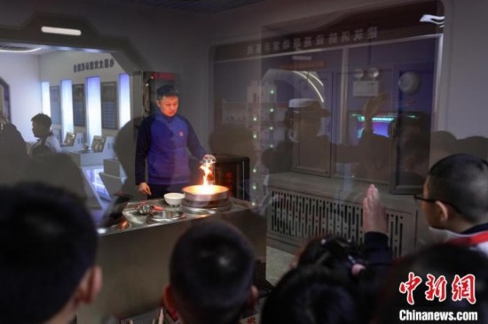 圖為學生們參觀道里區(qū)消防救援大隊消防科普體驗館內(nèi)火場真實體驗演示區(qū)。中新社記者 趙宇航 攝