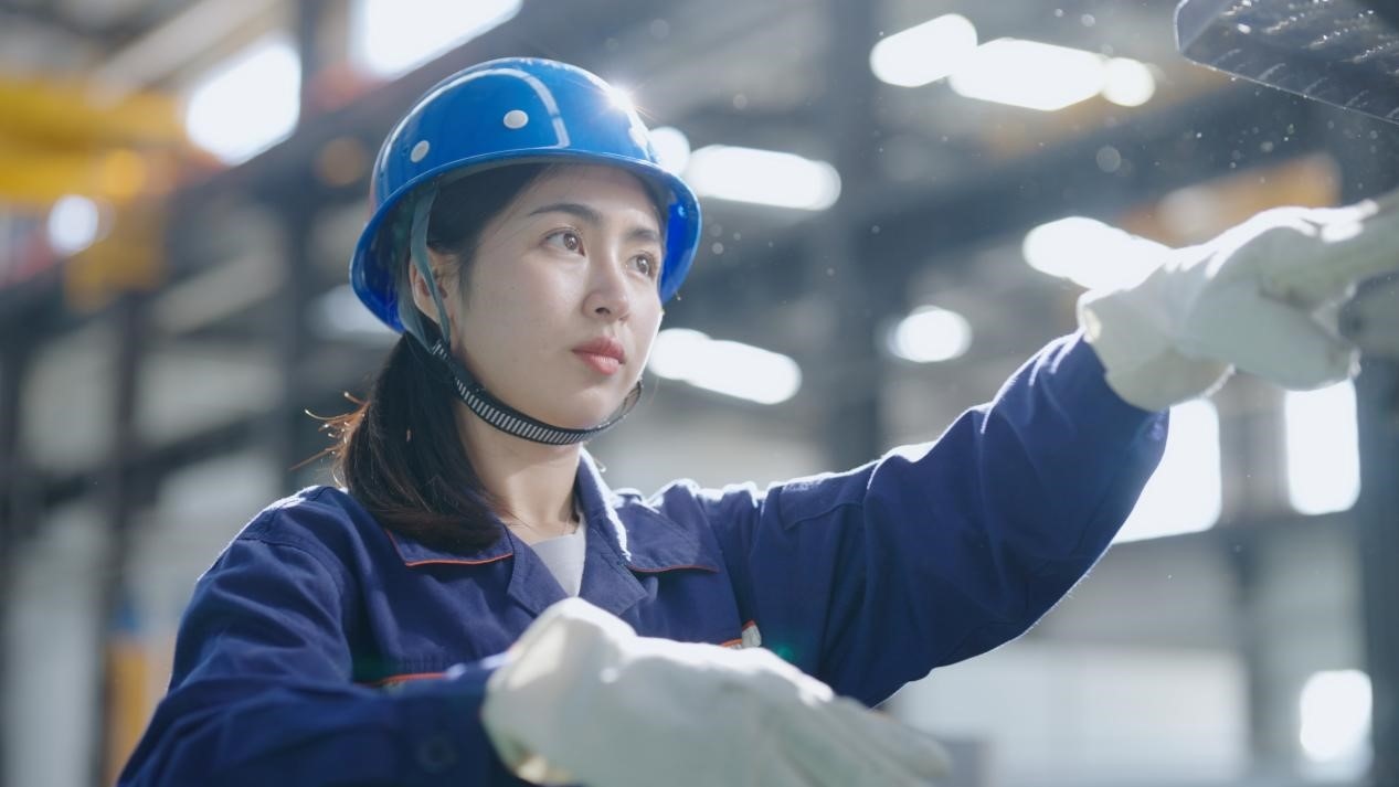 老中鐵路有限公司萬(wàn)象運(yùn)營(yíng)管理中心機(jī)輛車間希達(dá)在工作中。老中鐵路有限公司供圖