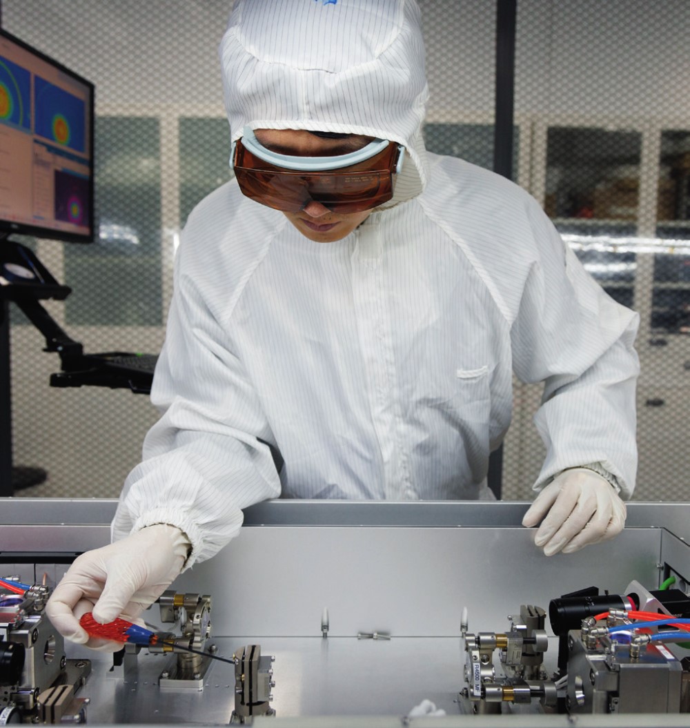 科研人員在廣東東莞阿秒科學(xué)中心實驗室調(diào)試高性能激光器（2025年1月10日攝）。金立旺攝/本刊