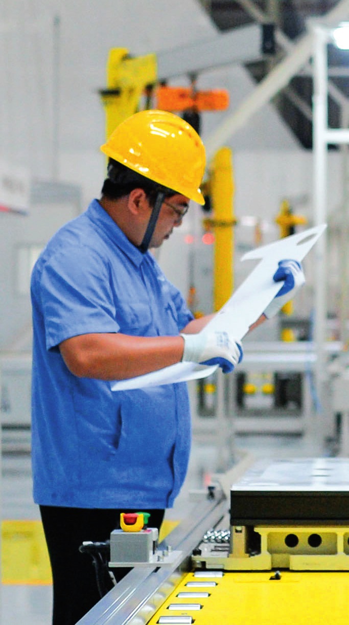 工人在位于廣東珠海的緯景儲能珠?！俺珿工廠”工作（2024年5月19日攝）。李任滋攝/本刊