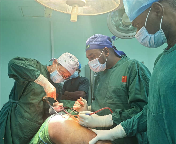 王磊醫(yī)師手術(shù)中。中國(guó)援桑醫(yī)療隊(duì)供圖