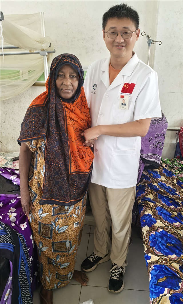 術(shù)后第二天患者即能站立。中國(guó)援桑醫(yī)療隊(duì)供圖