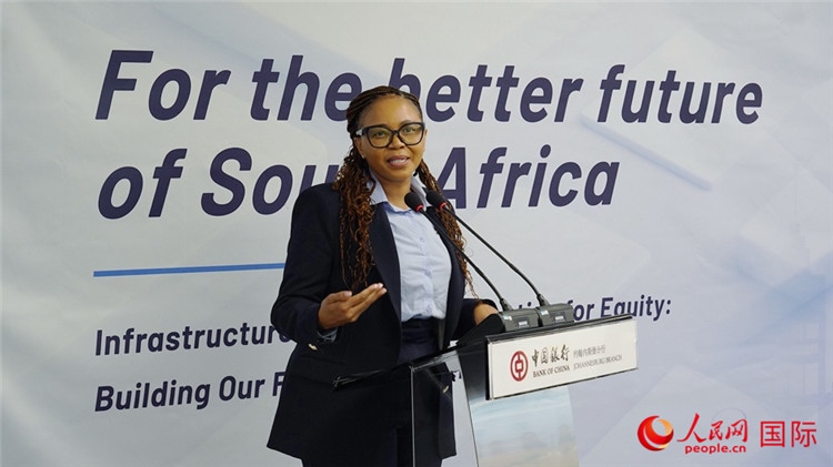 馬塞莫拉女士詳細(xì)介紹了南非政府在基礎(chǔ)設(shè)施建設(shè)方面的最新規(guī)劃和社會(huì)公益項(xiàng)目。人民網(wǎng) 劉暢攝