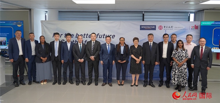 與會(huì)嘉賓合影。人民網(wǎng) 劉暢攝