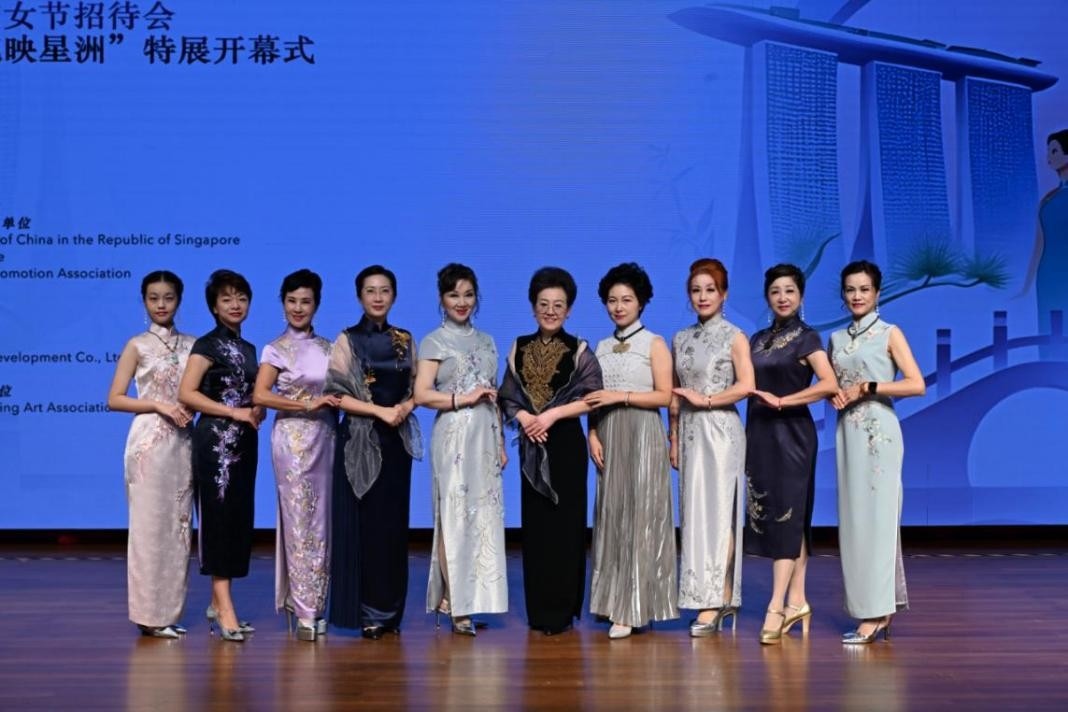 海派旗袍走秀展示著不同款式旗袍的獨(dú)特魅力。新加坡中國(guó)文化中心供圖