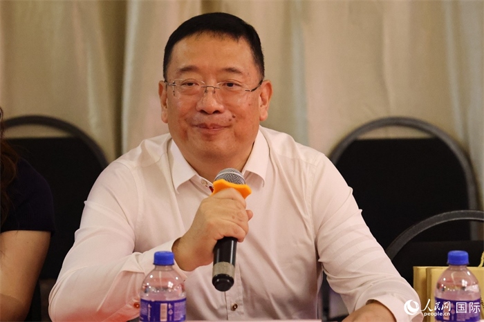 巴西文協(xié)主席上官建峰在座談會上致辭。人民網記者 陳海琪攝