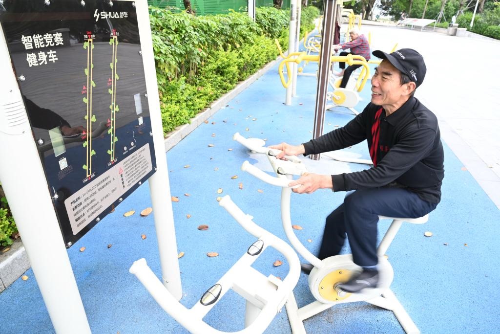 2023年4月24日，市民在福州市鼓樓區(qū)西河智慧體育公園使用智能競(jìng)賽健身車。新華社記者 林善傳 攝