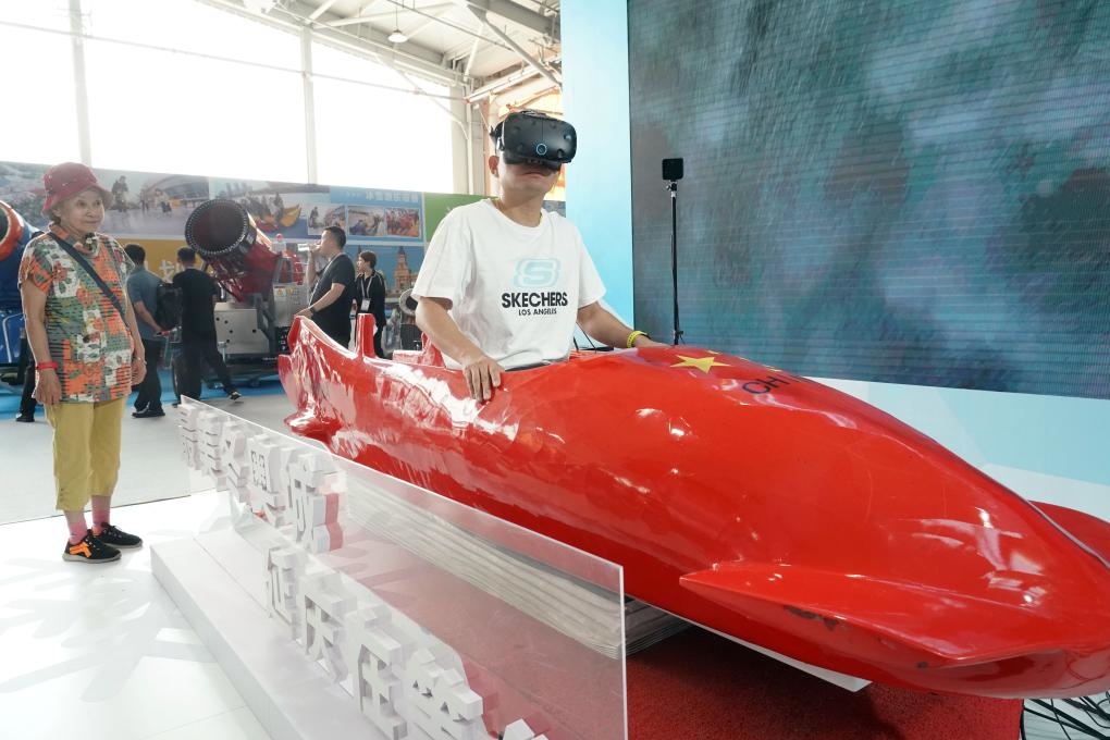 2023年9月15日，觀眾在2023國際冬季運(yùn)動(dòng)（北京）博覽會(huì)現(xiàn)場(chǎng)通過VR設(shè)備體驗(yàn)雪車。新華社記者 任超 攝