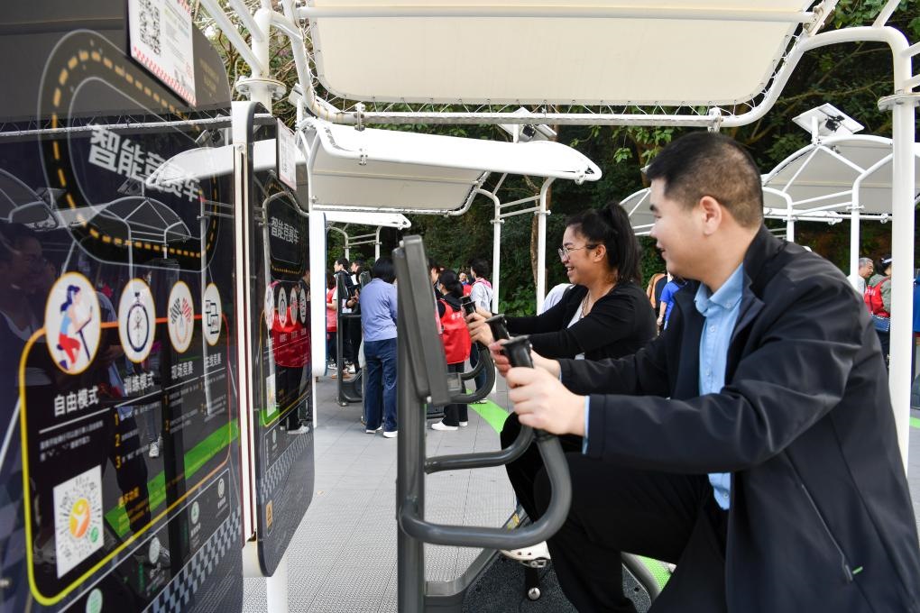 2024年1月20日，市民在蓮花山公園西區(qū)室外智能健身房參加競(jìng)賽活動(dòng)。當(dāng)日，深圳市室外智能健身競(jìng)賽活動(dòng)舉行。新華社記者 梁旭 攝