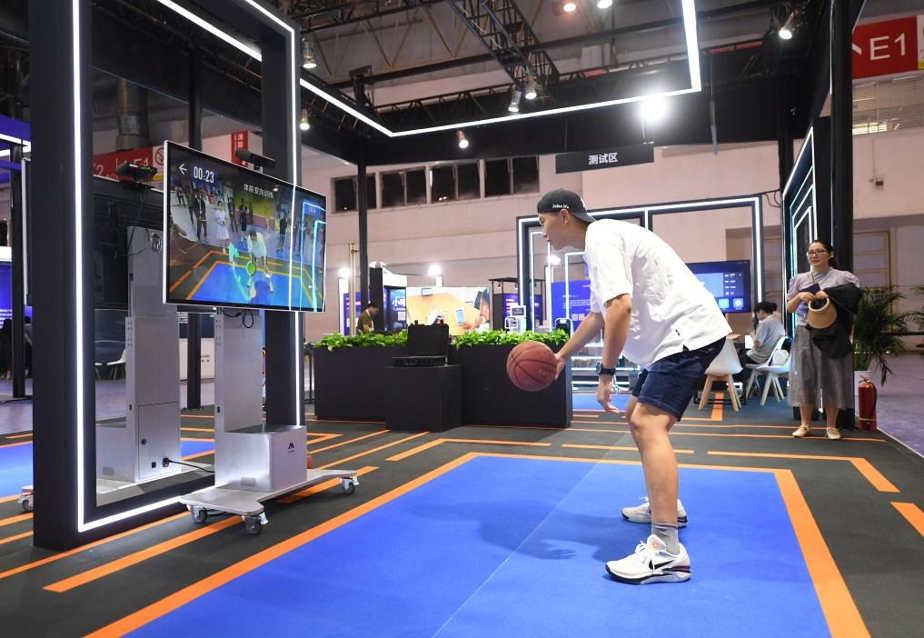 2023年8月25日，在HICOOL2023全球創(chuàng)業(yè)者峰會(huì)展覽展示區(qū)，觀眾體驗(yàn)AI智慧體育運(yùn)動(dòng)系統(tǒng)。當(dāng)日，HICOOL2023全球創(chuàng)業(yè)者峰會(huì)在位于北京市順義區(qū)的中國國際展覽中心（新館）開幕。新華社記者 任超 攝