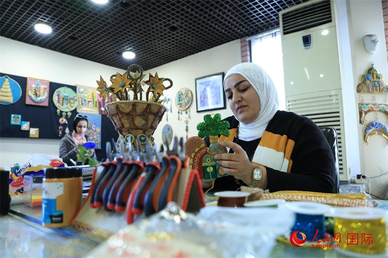 設(shè)計(jì)師娜達(dá)在制作巴比倫時(shí)期飾品。人民網(wǎng)伊納斯·易卜拉欣攝