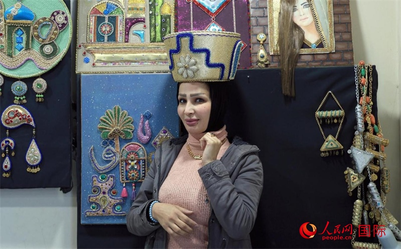 設(shè)計(jì)師展示亞述國王同款王冠。人民網(wǎng)伊納斯·易卜拉欣攝