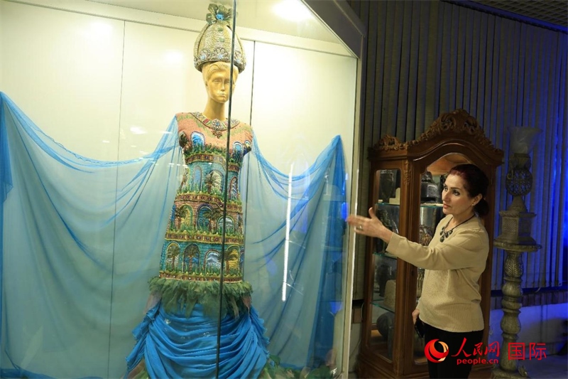 設(shè)計(jì)師展示服飾。人民網(wǎng)伊納斯·易卜拉欣攝