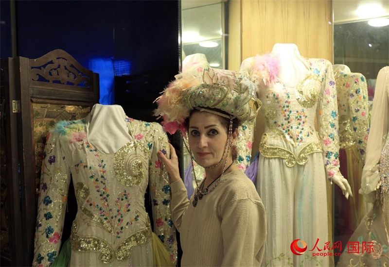 設(shè)計(jì)師展示阿拉伯阿巴斯王朝時(shí)期王冠。人民網(wǎng)伊納斯·易卜拉欣攝