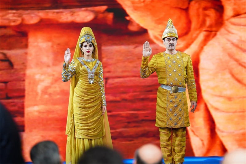 伊拉克時(shí)尚館舉辦的時(shí)裝展上，模特展示亞述時(shí)期服飾。伊拉克時(shí)尚館供圖