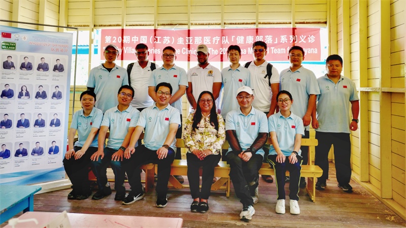 圭亞那印第安人事務(wù)部部長(zhǎng)蘇凱（前排右三）在啟動(dòng)儀式上和中國(guó)醫(yī)療隊(duì)隊(duì)員合影。第二十期中國(guó)援圭亞那醫(yī)療隊(duì)供圖