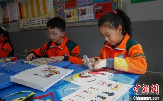 圖為學(xué)生參與“土族娃娃布貼畫”社教課。中新社記者 馬銘言 攝