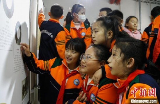 圖為學(xué)生參觀青海省博物館“1+3”主題流動展覽，了解在青海喇家遺址出土的齊家文化 · 玉三璜聯(lián)璧。中新社記者 馬銘言 攝