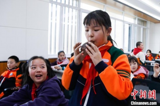 圖為學(xué)生在“國寶音樂會”社教課中體驗吹陶塤。中新社記者 馬銘言 攝