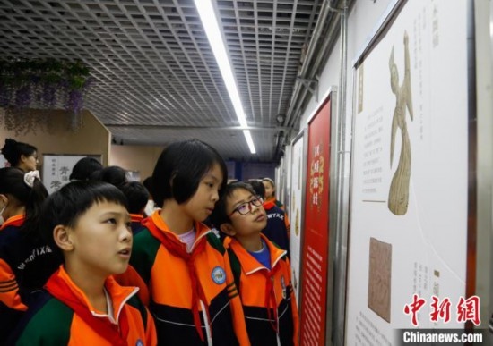 圖為學(xué)生參觀青海省博物館“1+3”主題流動展覽，了解木舞俑。中新社記者 馬銘言 攝