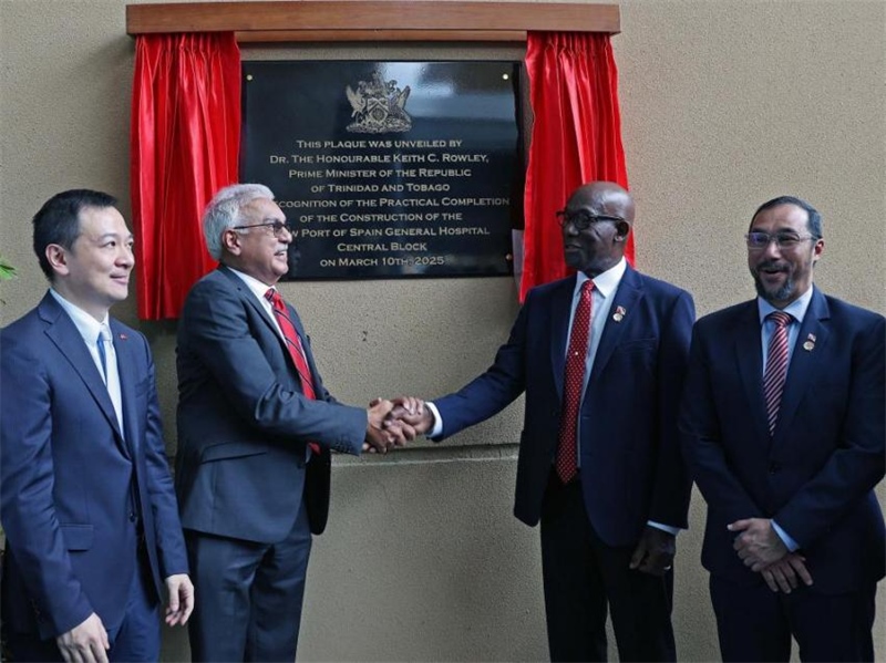 特多總理基思·羅利（右二）等特方政要、中國駐特多使館臨時代辦楊晗（左一）等出席西班牙港總醫(yī)院項目揭幕儀式。中國鐵建（加勒比）有限公司供圖