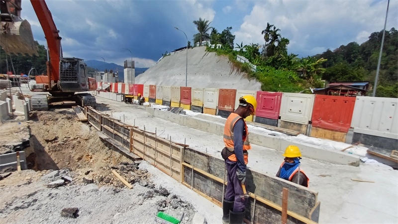 施工現(xiàn)場。 鄧騰亮攝