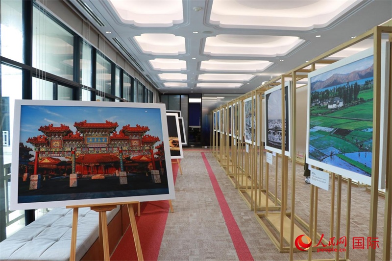 “遇見(jiàn)”攝影展現(xiàn)場(chǎng)。朱瀟逸攝