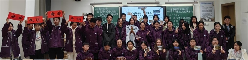 中南學(xué)生合影留念。
