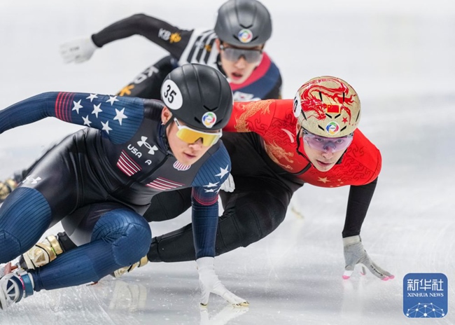 中國(guó)隊(duì)選手劉少昂（右）在比賽中。新華社記者 孫非 攝