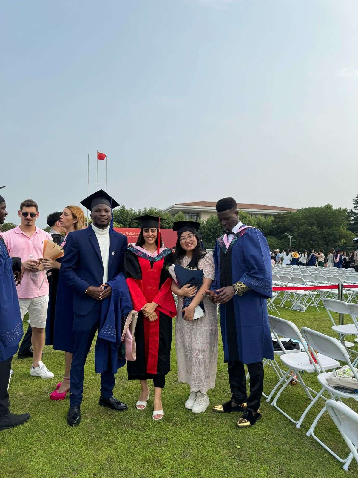 卡友琪（右三）在中國(guó)獲得學(xué)位后與同學(xué)合影。受訪者供圖