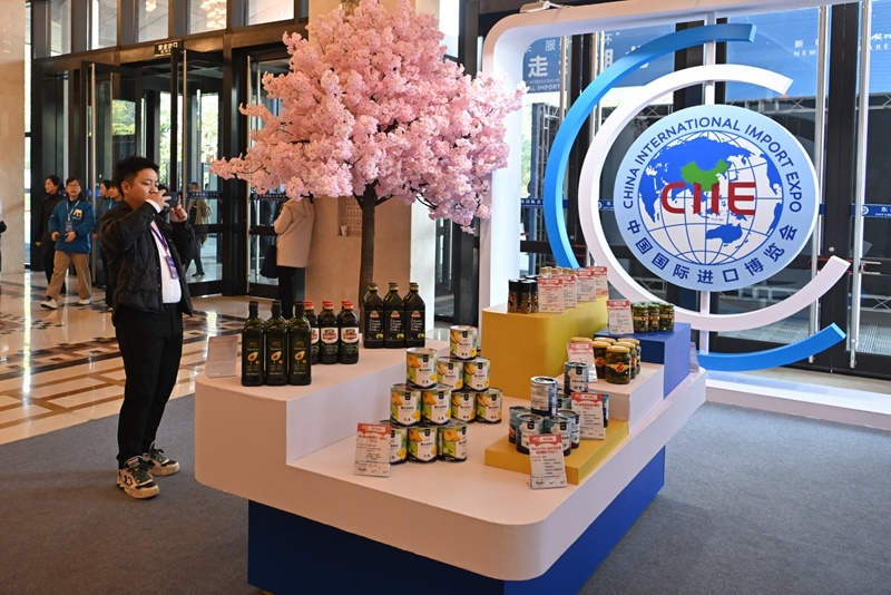 參會嘉賓在“進(jìn)博會走進(jìn)湖北”活動主題推介會展區(qū)拍攝。人民網(wǎng)記者 翁奇羽攝