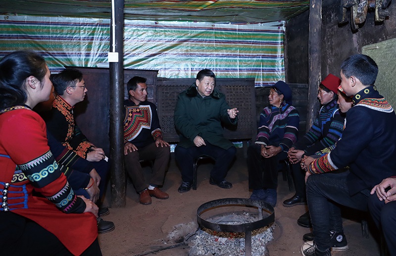 △2018年2月11日，四川涼山彝族自治州昭覺縣三岔河鄉(xiāng)三河村，習(xí)近平總書記來到村民節(jié)列俄阿木家中看望。