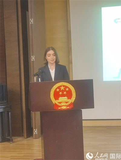 意方學(xué)生代表白綺花發(fā)言。人民網(wǎng)記者 鄭彬攝