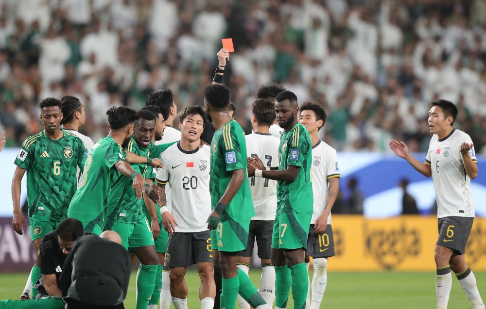 3月20日，主裁判向中國隊球員林良銘出示紅牌。新華社記者 王東震 攝