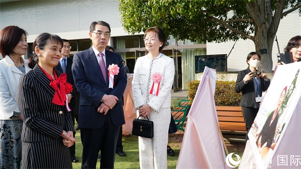 共同觀看女性成就圖片展。人民網(wǎng) 蔣曉辰攝