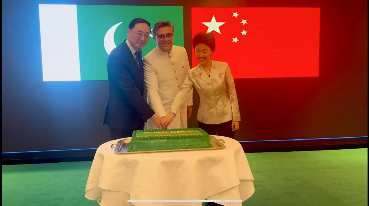 外交部副部長(zhǎng)孫衛(wèi)東（左）、巴基斯坦駐華大使卡里爾·哈什米（中）、中聯(lián)部副部長(zhǎng)孫海燕（右）共切蛋糕。巴基斯坦駐華大使館供圖