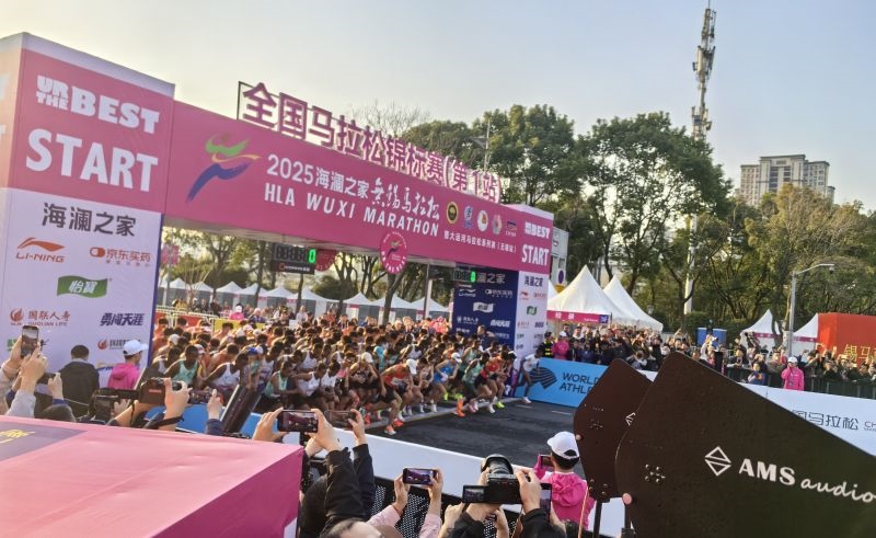 參賽選手沖出起跑線。 人民網(wǎng)記者 楊磊攝