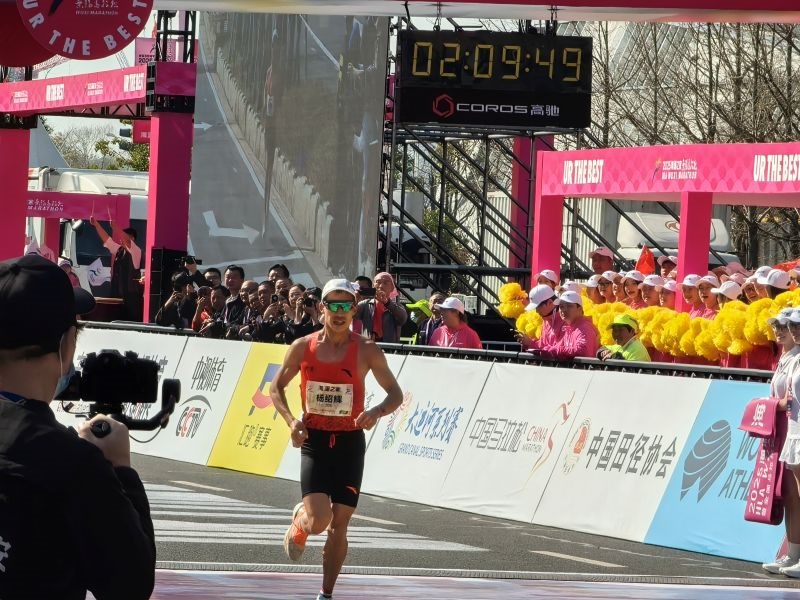 楊紹輝通過比賽終點。 人民網(wǎng)記者 楊磊攝